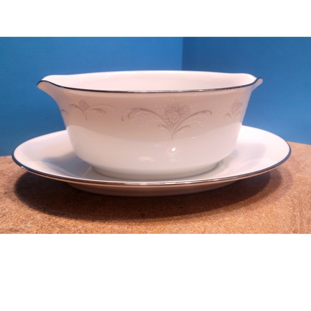 Noritake Casablanca 6842 Gravy Boat Attached Underplate White Platinum Japan